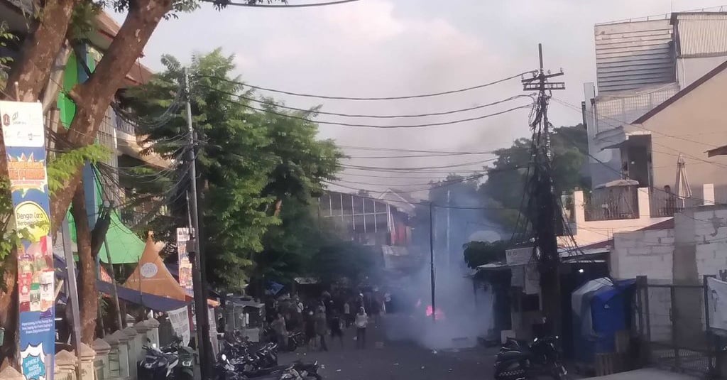 Polisi Bersalawat bersama Seorang Ustaz di Slipi