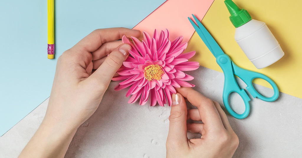 Cara Membuat Bunga dari Kertas Krep dengan Teknik Kelopak 