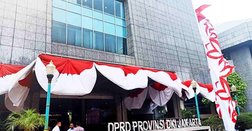 KPK Geledah Gedung DPRD DKI Jakarta, Bawa 7 Koper Barang Bukti