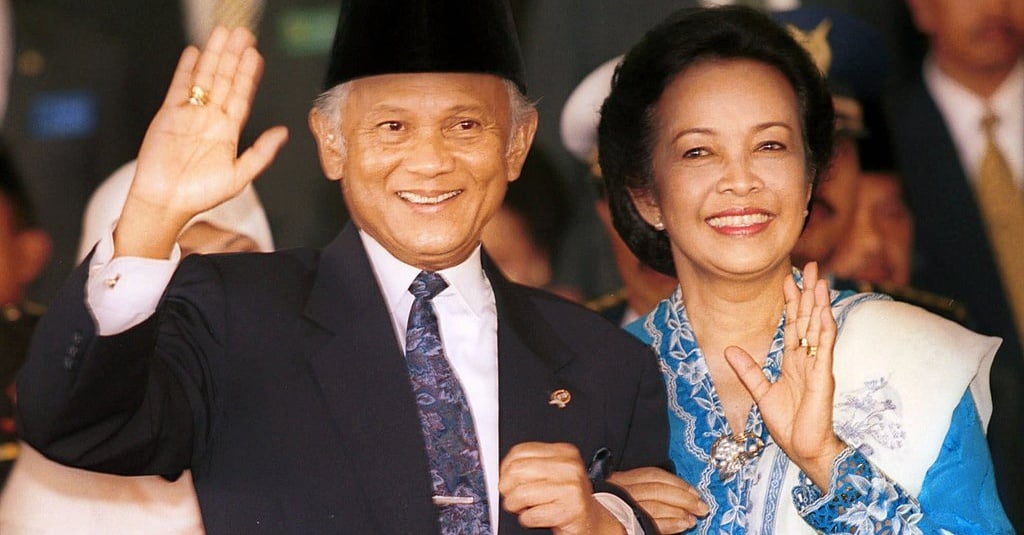 Kisah Cinta B.J. Habibie dan Ainun Berawal Dari Obrolan di Teras