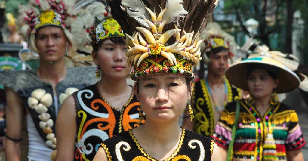 Berdasarkan teks diatas suku terbesar yang ada di indonesia adalah