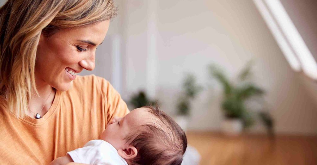 5 Posisi Menggendong  Bayi  yang Aman dan Benar Tirto ID
