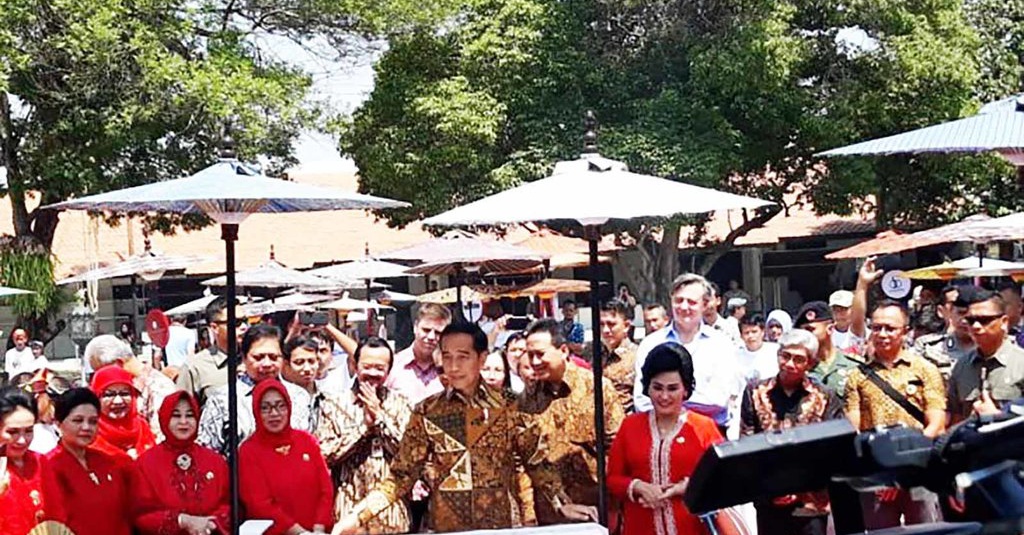 Hari Batik Nasional 2019 Jokowi Membatik untuk Negeri 