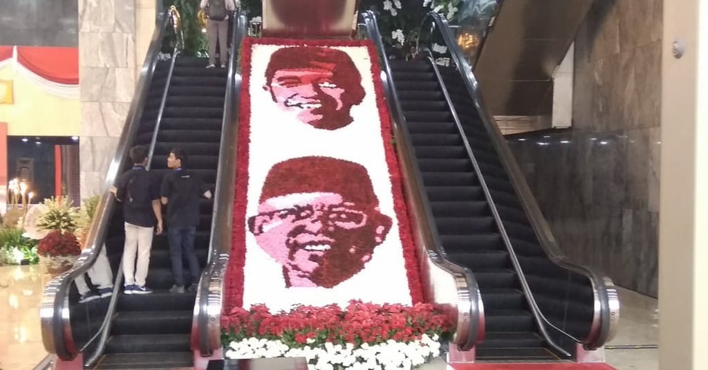  Hiasan Bunga Wajah  Jokowi Ma ruf Terpasang di Eskalator 