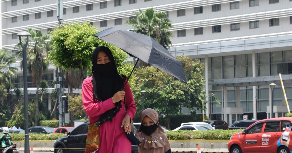 Tips Menghadapi Cuaca Panas yang Tak Biasa di Indonesia