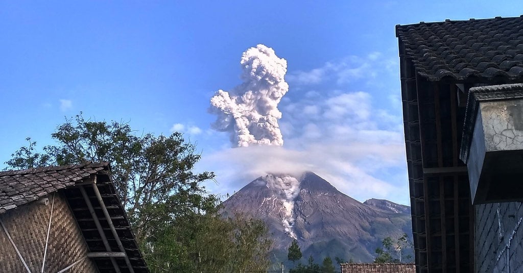 Gunung Merapi  Meletus Hari  ini  Apa Pemicu dan Ancaman 
