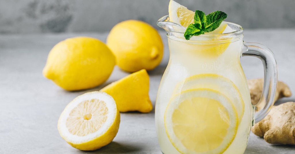 Вода с лимоном домашний рецепт. Лимон. Лимоновый сок. Лимонад на черном фоне. Лимонная вода Vitamins.