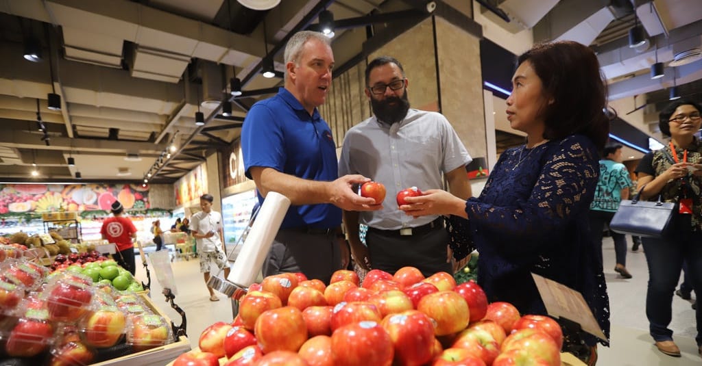 здание эпл токио. логотип компании apple. Apple us. эппл сплит. Tim cook.