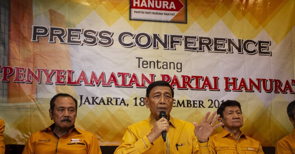 Wiranto Serahkan Mantan Kader Hanura Gabung ke PPP