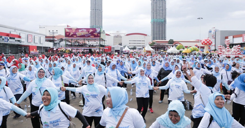 Cara Le Minerale Ajak Masyarakat Hidup Sehat Dengan Senam Massal Tirto Id