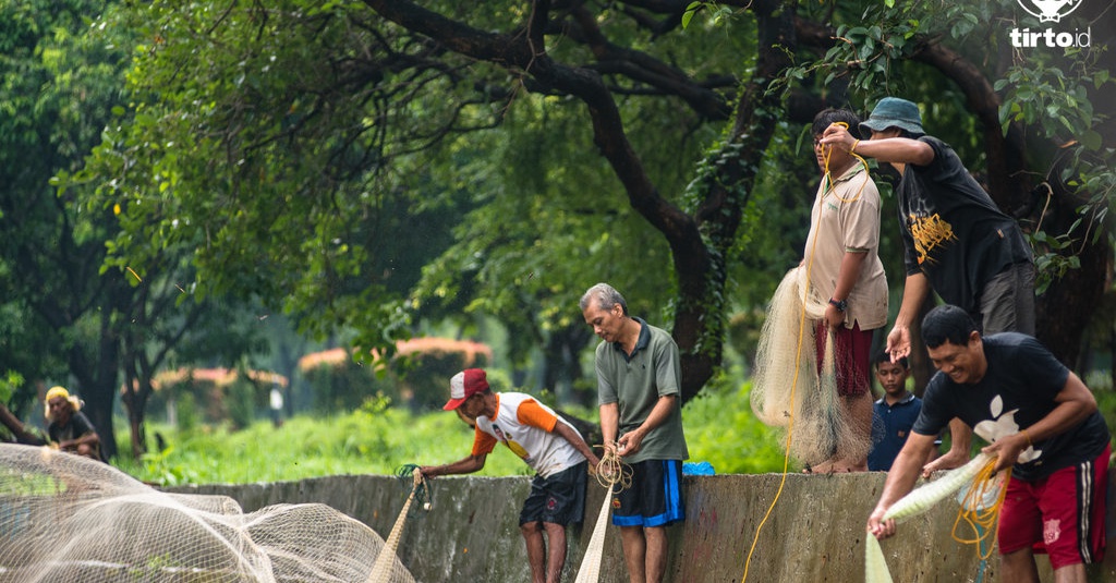 Menjala di Sela-Sela Banjir Jakarta