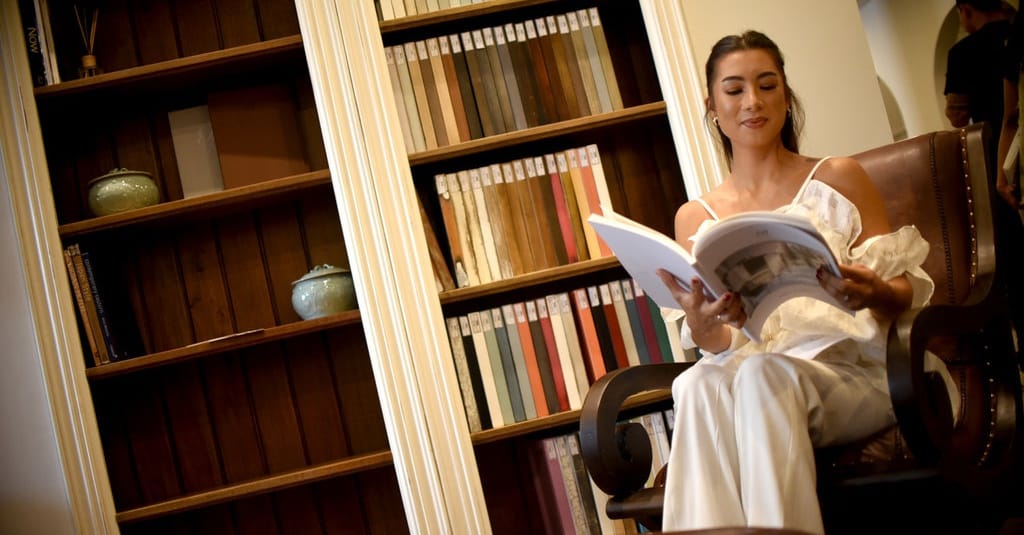 Gambar furnitur custom untuk ruang sempit dalam pembahasan tantangan desain ruang sempit dan pentingnya solusi furnitur