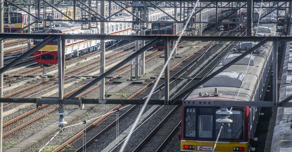 KRL Bogor-Jakarta Tabrak Mobil di Antara Stasiun Citayam-Depok