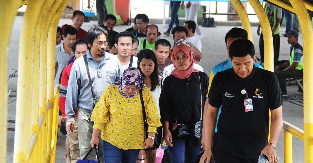 Malaysia Lockdown, Migrant Care Minta Kemnaker Tunda ...