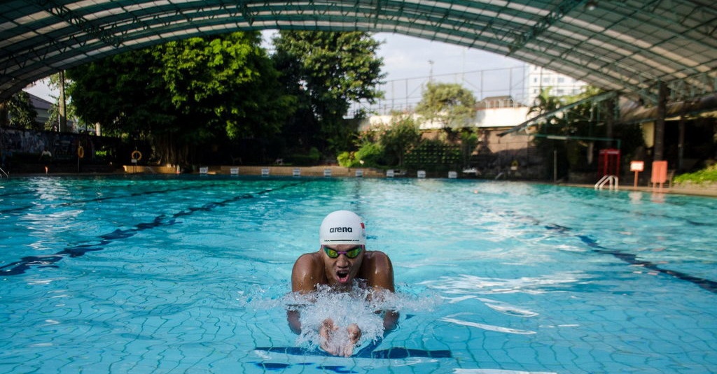 Latihan renang gaya dada dapat dilakukan di kolam dangkal dengan kedalaman sekitar