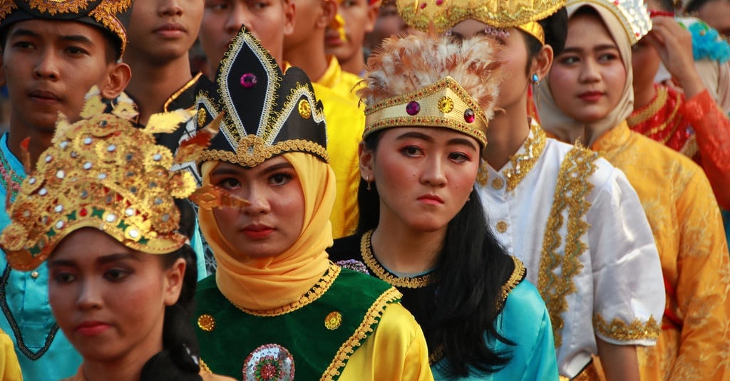 Budaya yang dimiliki bangsa indonesia beragam oleh karena itu kita harus