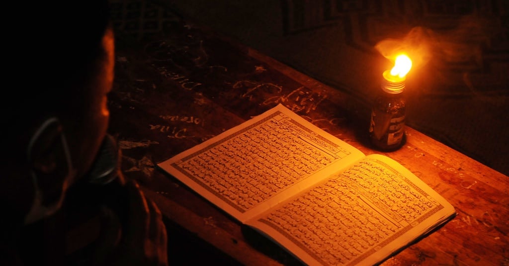 Ketika sedang membaca alquran kita menemukan lafaz yang mengandung bacaan qalqalah cara membacanya adalah
