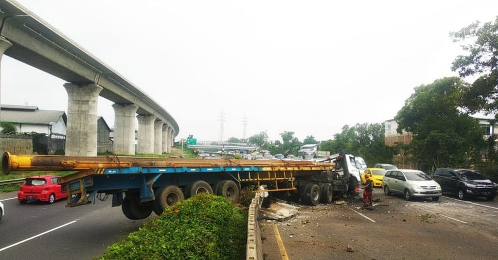 Kecelakaan Truk Trailer Tabrak Pembatas Jalan Di Tol Purbaleunyi