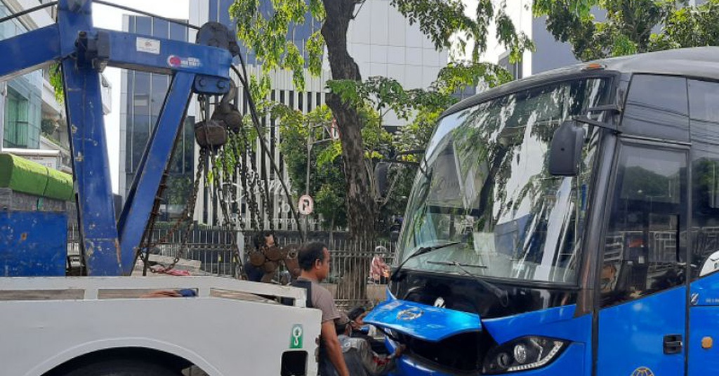 Kecelakaan Transjakarta Terjadi Lagi, Diduga Sopir Bus Mengantuk