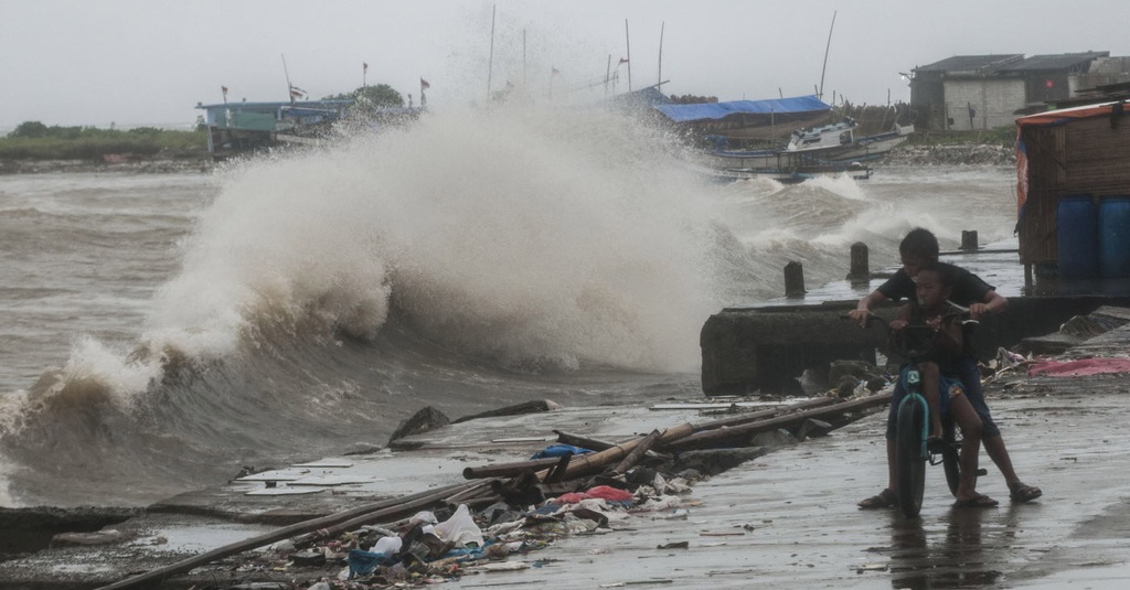 Masyarakat Pesisir Waspada Gelombang Tinggi Enam Meter