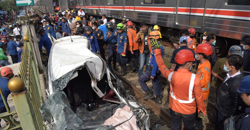 KAI akan Polisikan Pengemudi Mobil Terobos Perlintasan KRL di Depok