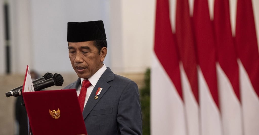 Jokowi Resmi Lantik Hakim MK Guntur Hamzah Pengganti Aswanto