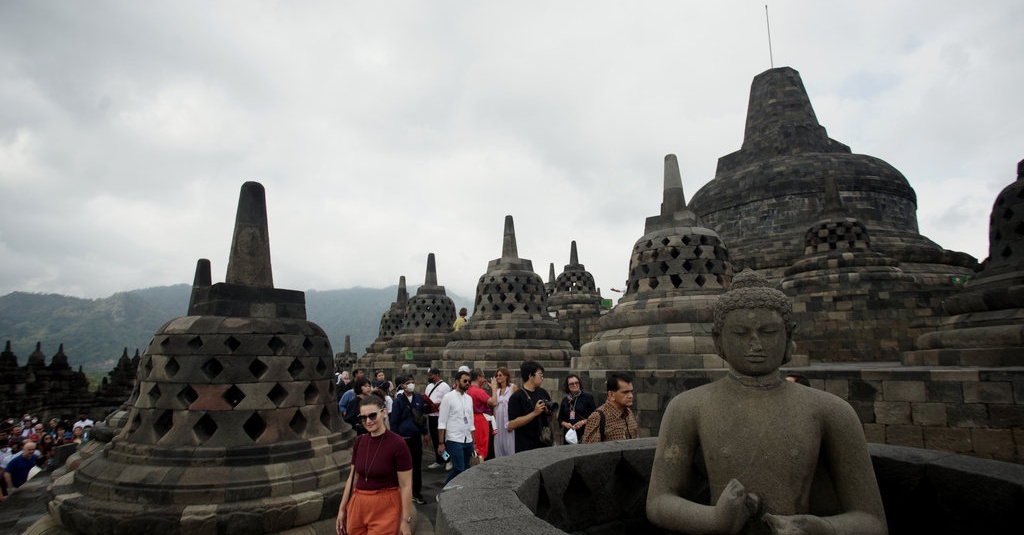 Pemerintah Belum Izinkan Wisatawan Naik ke Stupa Candi Borobudur