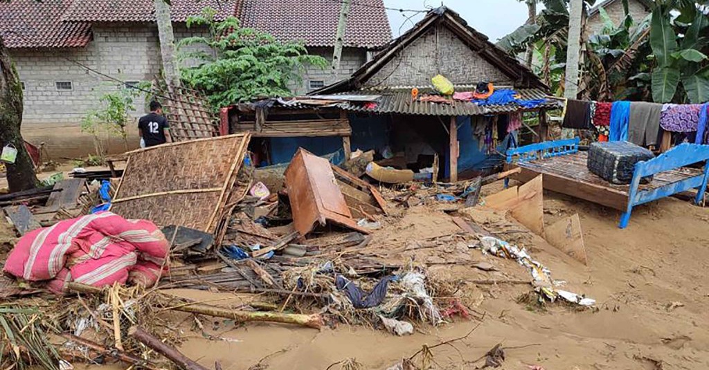 Khofifah Imbau Warga Jatim Waspada Cuaca Ekstrem hingga Januari