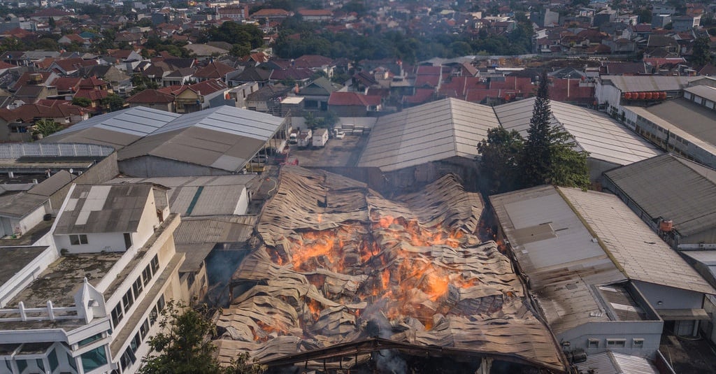 Kebakaran Gudang Tripleks di Bandung Mulai Padam setelah 39 Jam