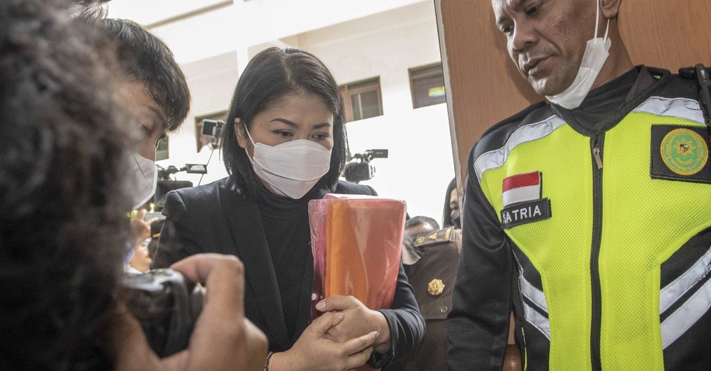 Ibu Brigadir J Minta Putri Candrawathi Kembalikan Ponsel Anaknya