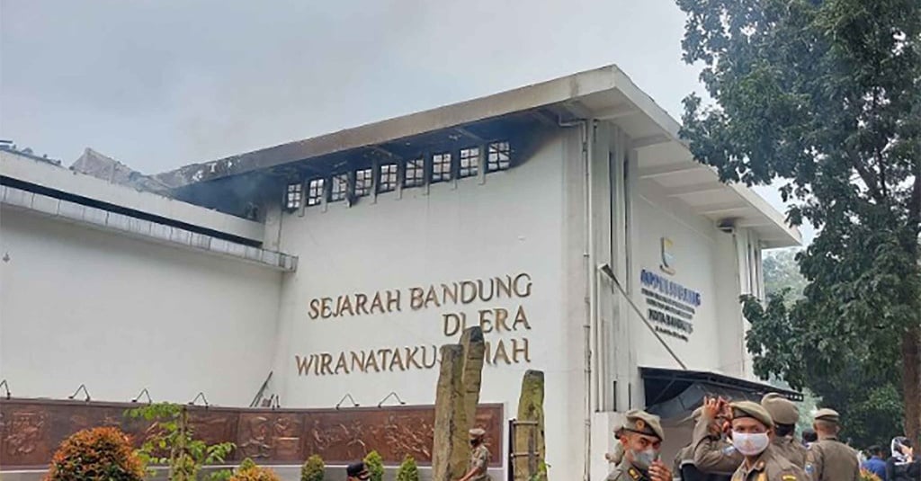 Kebakaran Bappelitbang Bandung, Petugas Lakukan Pendinginan