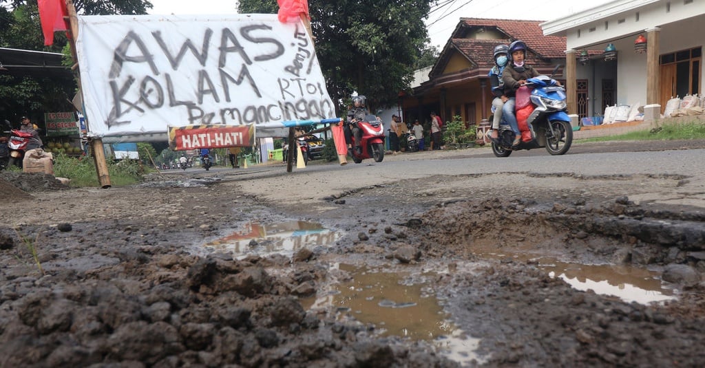 Jokowi Setujui Inpres Perbaikan Jalan Daerah Rusak Rp32 Triliun