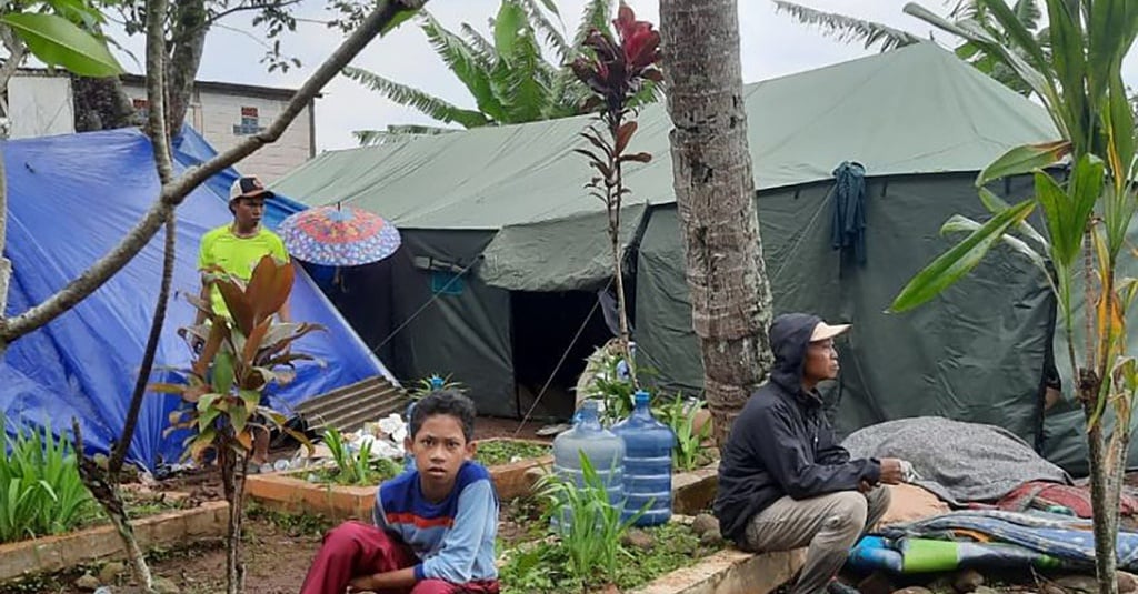 Kehabisan Lahan, Pengungsi Dirikan Tenda Darurat di Kuburan