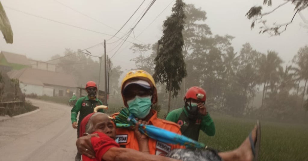 1.979 Jiwa Mengungsi akibat Awan Panas Guguran Semeru