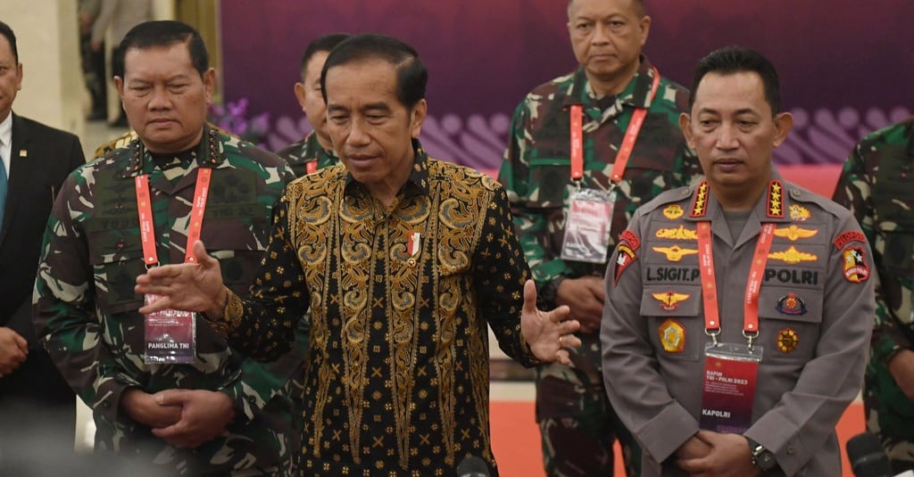 Jokowi Langsung Rapat Terbatas saat Tiba di Papua Senin Malam