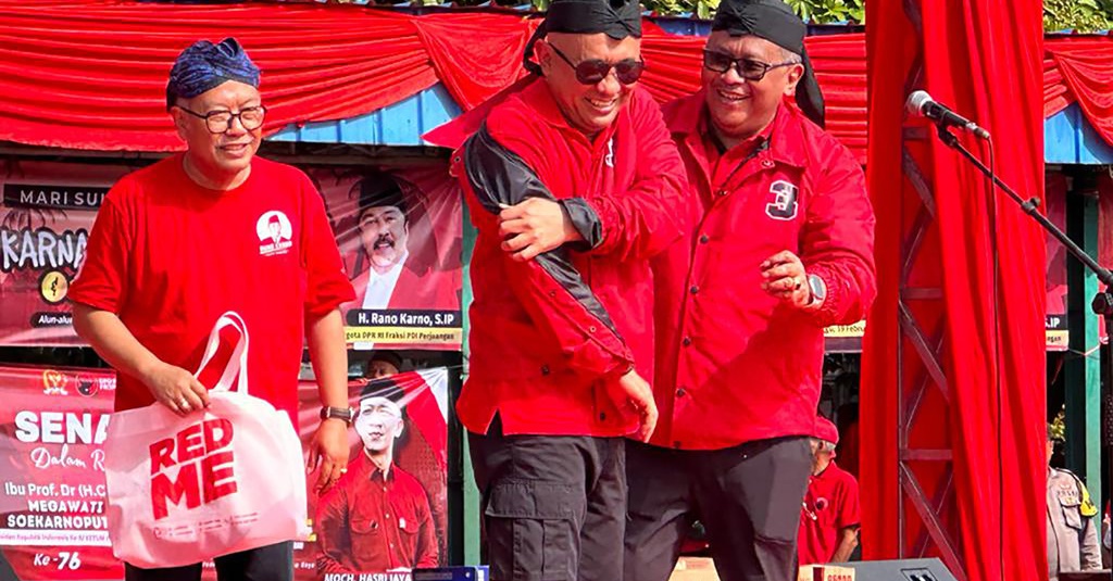 Hasto Sematkan Jaket Merah ke Menkop Teten: Beliau Kader PDIP