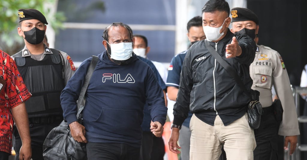 Bupati Mamberamo Tengah Ricky Ham Pagawak Ditahan KPK