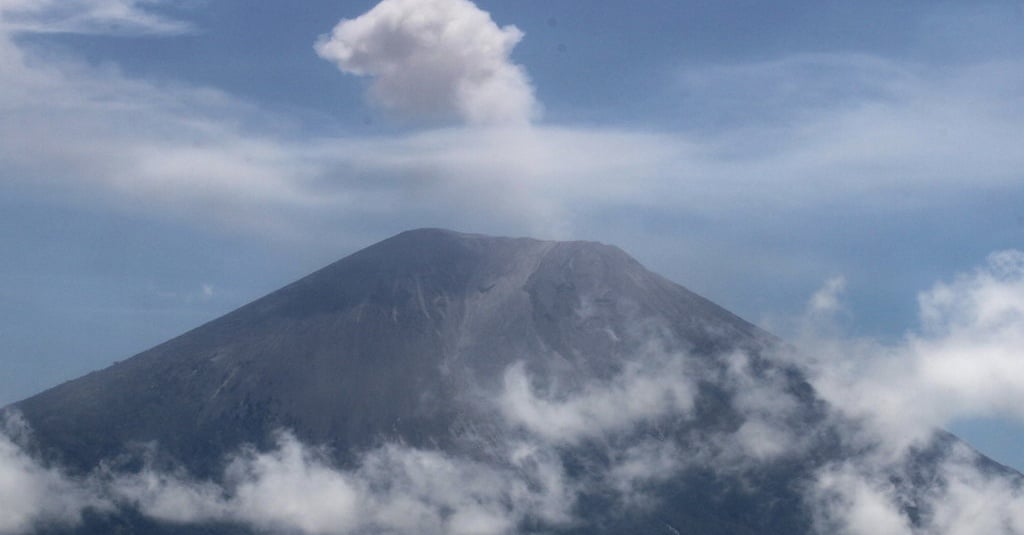 Gunung Semeru Mengalami 14 Kali Gempa Letusan Pagi Ini