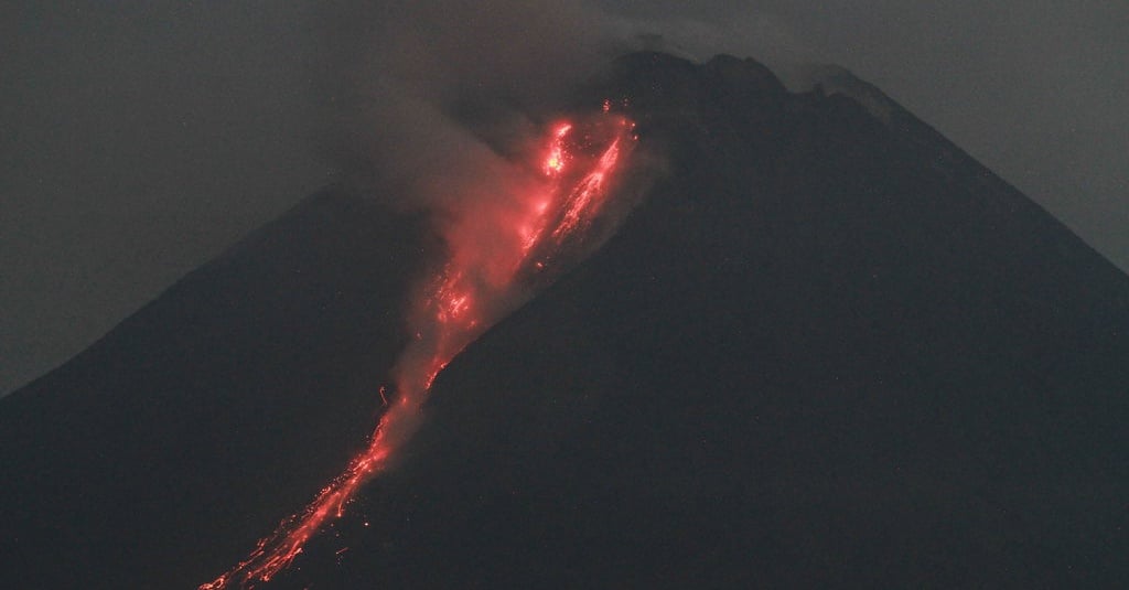 Merapi Luncurkan 7 Kali Guguran Lava Pijar, Paling Jauh 1,6 Km