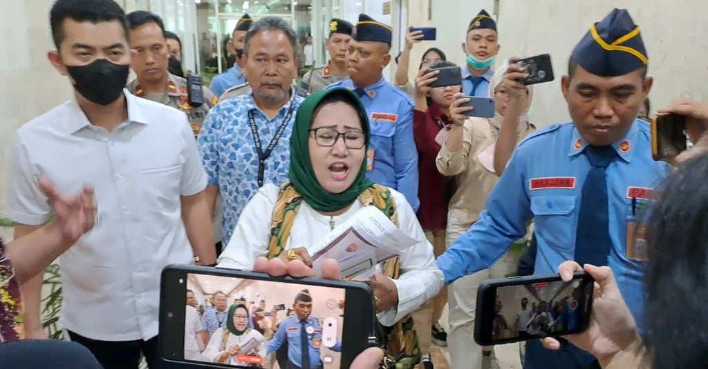 Wanita Korban Investasi Bodong 'Interupsi' Rapat DPR & Kapolri