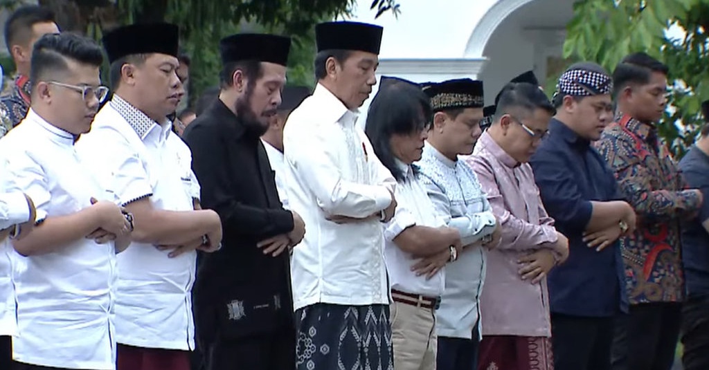 Jokowi dan Ketua MK Salat Iduladha di Istana Yogyakarta