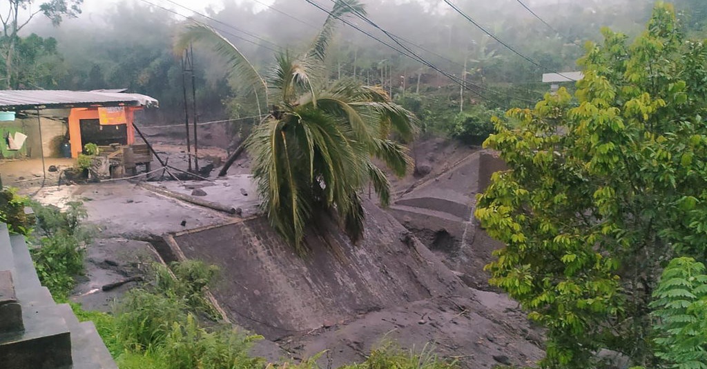 Bnpb Bantu Perbaiki Jembatan Terdampak Banjir Lahar Di Lumajang