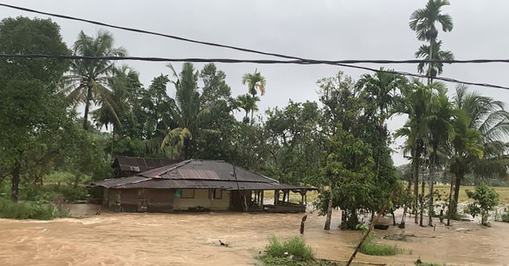 Banjir Landa Titik Di Padang Akibat Hujan Dan Pasang Air Laut