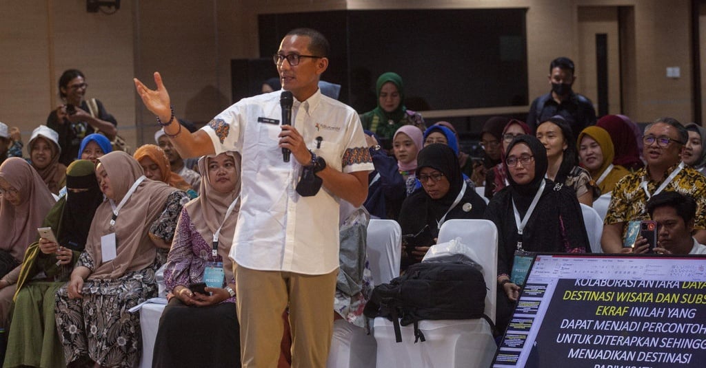 Alasan Jokowi Tunjuk Sandiaga Uno Jadi Menko Marves Ad Interim