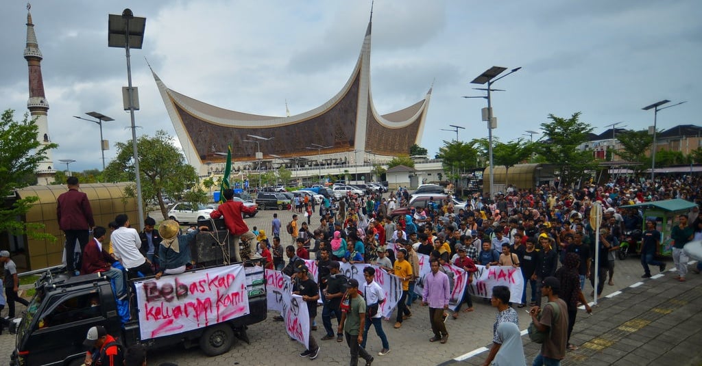 Ricuh Pemulangan Paksa Warga Air Bangis di Masjid Raya Sumbar