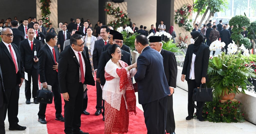 Momen Megawati Rapikan Dasi Firli Bahuri di Sidang Tahunan MPR