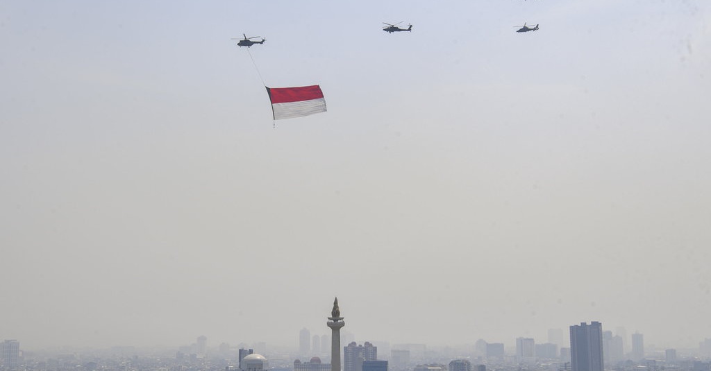 Atraksi Pesawat & Heli di Istana saat Langit DKI Penuh Polusi