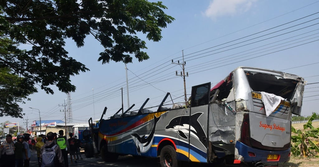 Tiga Orang Tewas akibat Tabrakan Bus Sugeng Rahayu dan Eka Cepat