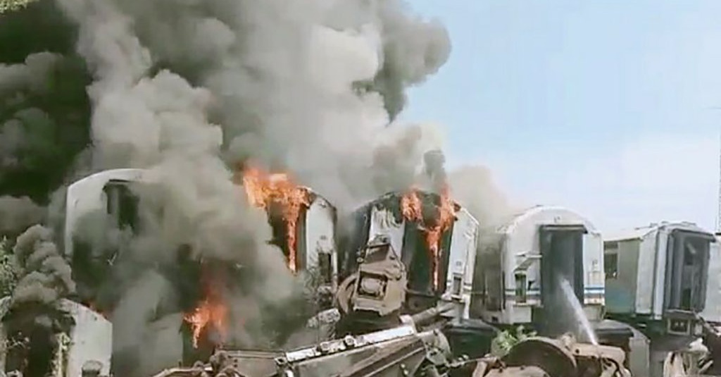 Gerbong Kereta Api Bekas Hangus Terbakar di Purwakarta