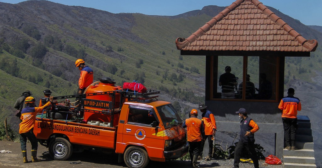 Satgas Darat Basahi Lahan Usai Kebakaran Di Bromo Padam